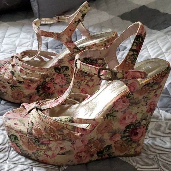 🌸 Floral Wedges 🌸 - Picture 2 of 3